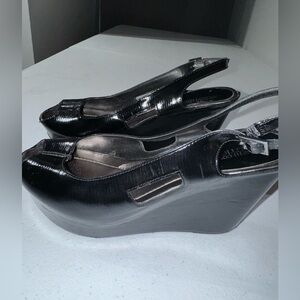 Reaction by Kenneth Cole Sz 7 Black patent wedge heels.